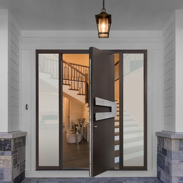 يُدرج الزجاج المقسى الخارجي المخصص بابًا محوريًا مزدوجًا من الخشب الصلب  