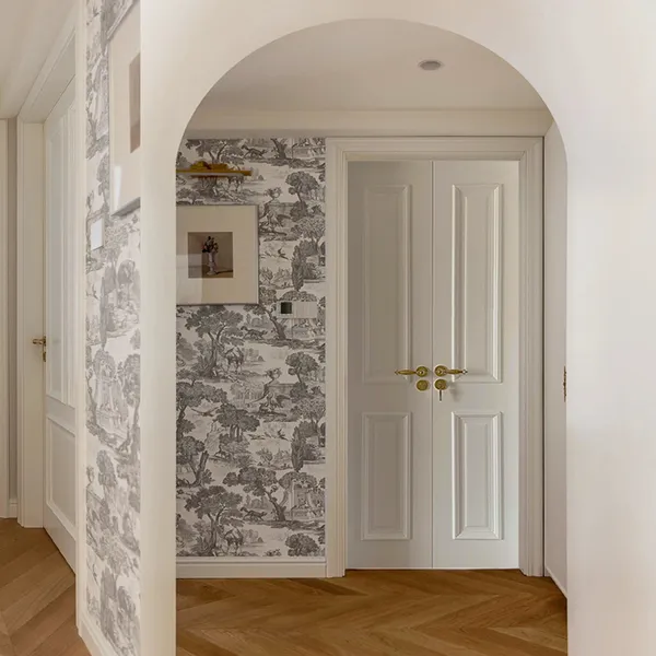 أبواب داخلية متأرجحة بإطارات من خشب الساج وباب خشبي من المنزل