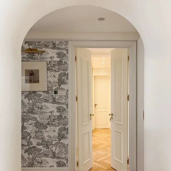 أبواب داخلية متأرجحة بإطارات من خشب الساج وباب خشبي من المنزل