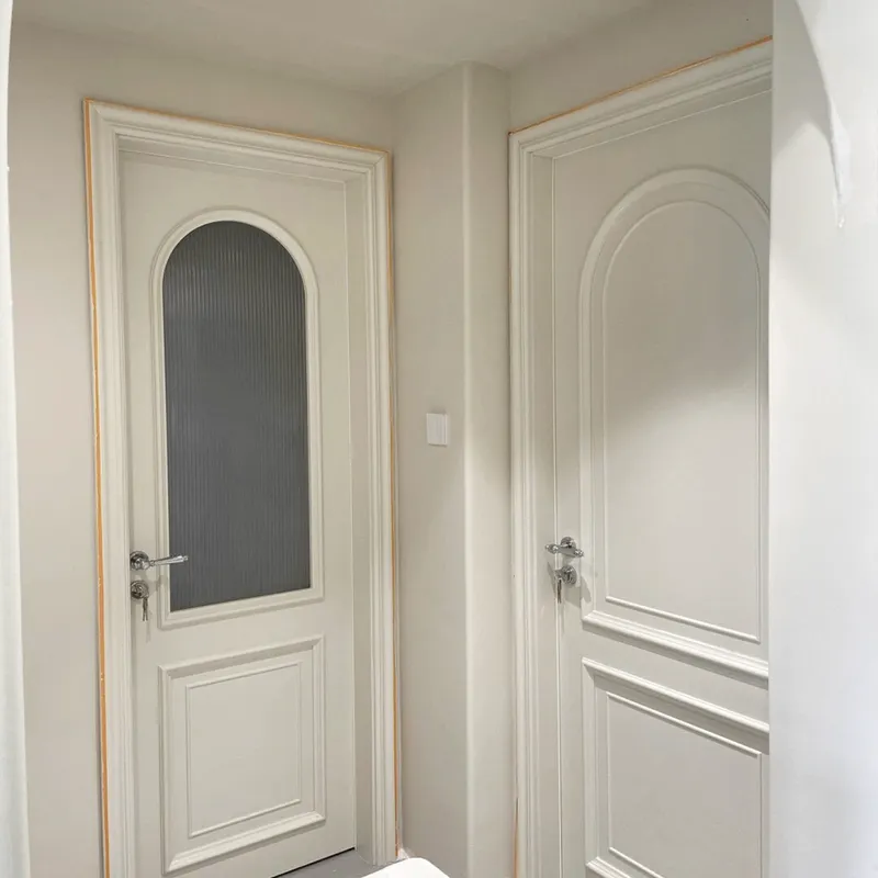 أبواب داخلية من خشب التنوب الصلب غير المطلي ومملوءة بأبواب القشرة