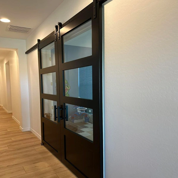 خزانة مزدوجة زجاج بلوري باب الحظيرة المنزلق الخشبي مع الزجاج