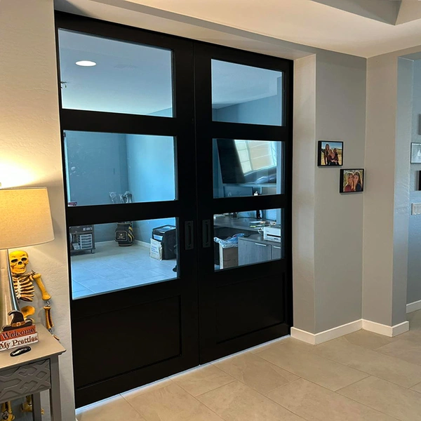 خزانة مزدوجة زجاج بلوري باب الحظيرة المنزلق الخشبي مع الزجاج