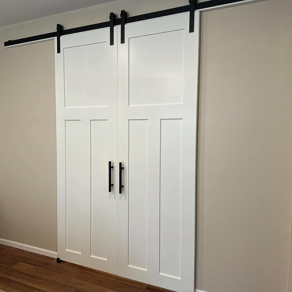 باب الحظيرة المنزلق الداخلي بقشرة خشبية MDF مع الأجهزة ومقبض الباب