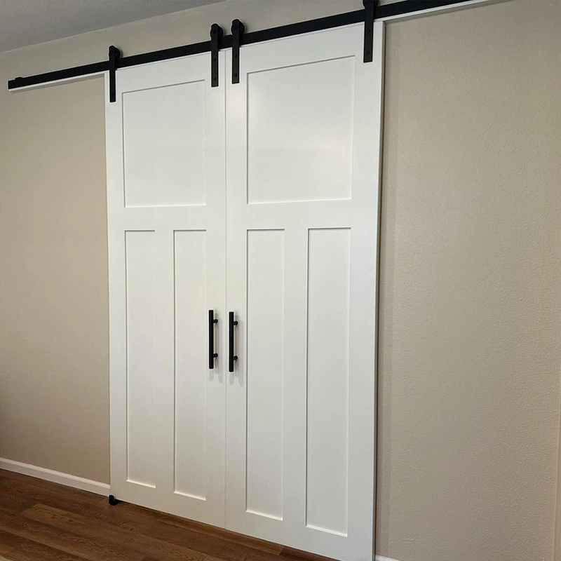 باب الحظيرة المنزلق الداخلي بقشرة خشبية MDF مع الأجهزة ومقبض الباب