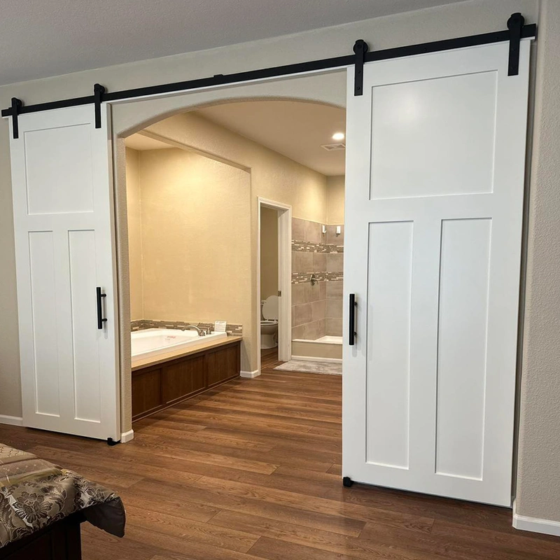 باب الحظيرة المنزلق الداخلي بقشرة خشبية MDF مع الأجهزة ومقبض الباب