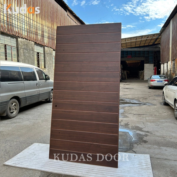 أبواب دخول خشبية محورية رئيسية من الخشب الصلب بتصميم حديث مع قفل ذكي