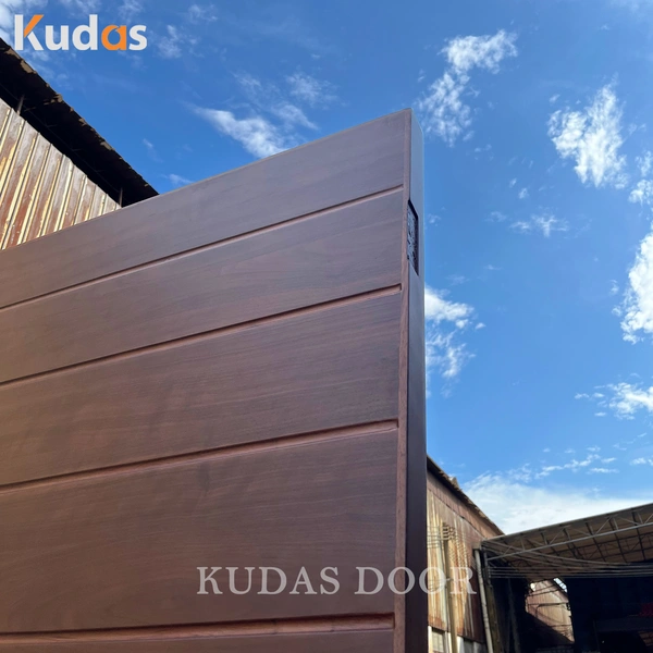 أبواب دخول خشبية محورية رئيسية من الخشب الصلب بتصميم حديث مع قفل ذكي