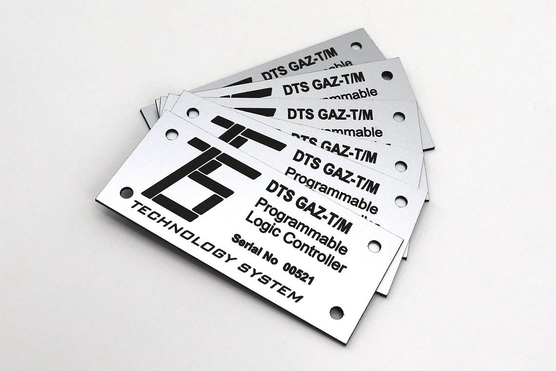 カスタム機器ラベル印刷｜金属標牌・耐久性ラベル制作｜高品質機器用ラベル