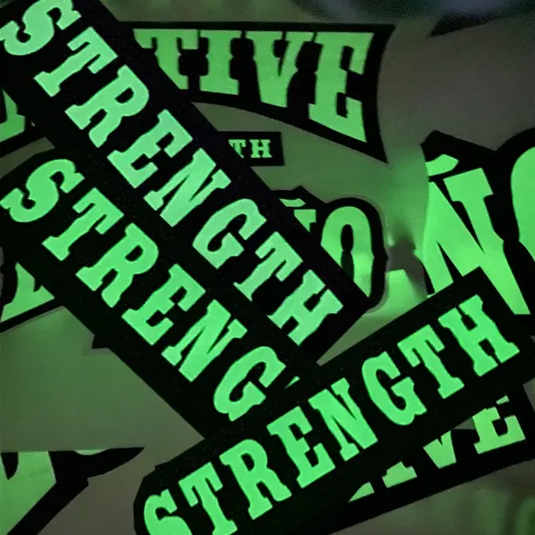 カスタム暗闇発光ステッカー印刷｜企業向けオリジナル蓄光シール制作