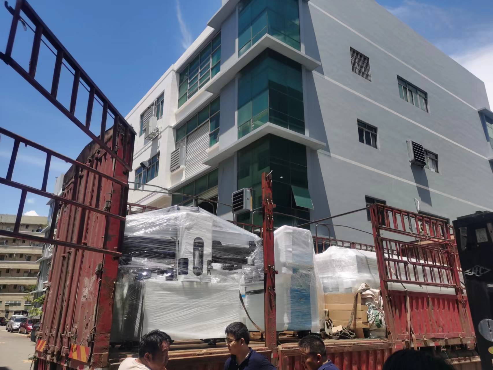 24 août 2022 langke expédie une ligne de production semi-automatique smt à l'usine du client