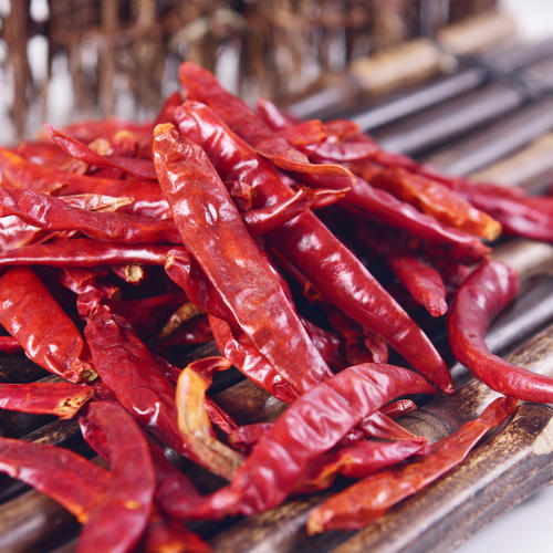 How to make dried chili peppers powder?