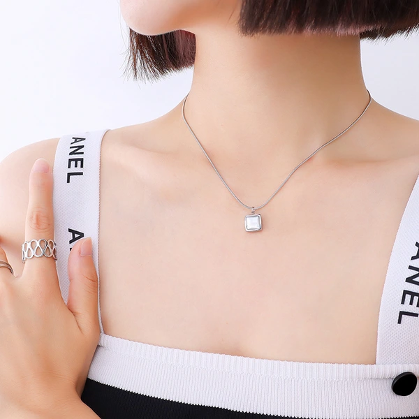 Stainless Steel 18K Gold White Shell Pearl Pendant Necklace