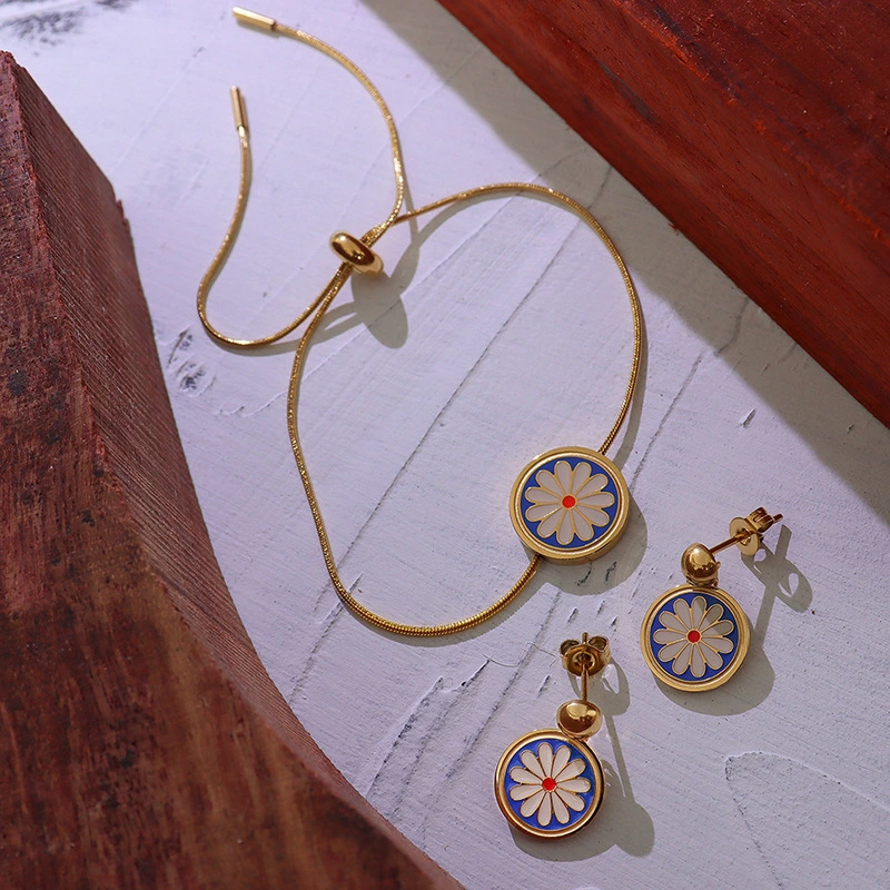 18K Gold Women Enamel Chrysanthemum Pendant Necklace