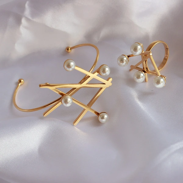 Titanium Steel PVD Pearl Spread Bracelet Bangle