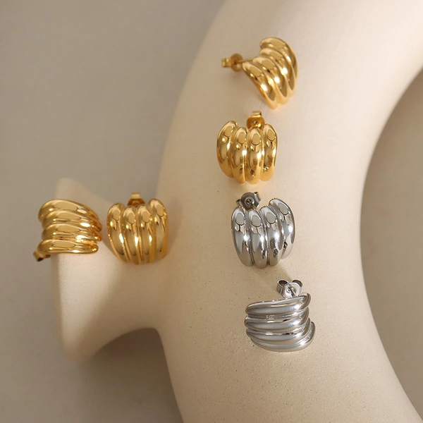 18k Banana Gold Hoop Earrings Stud