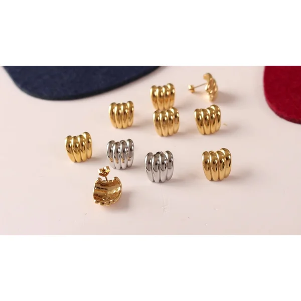 18k Banana Gold Hoop Earrings Stud