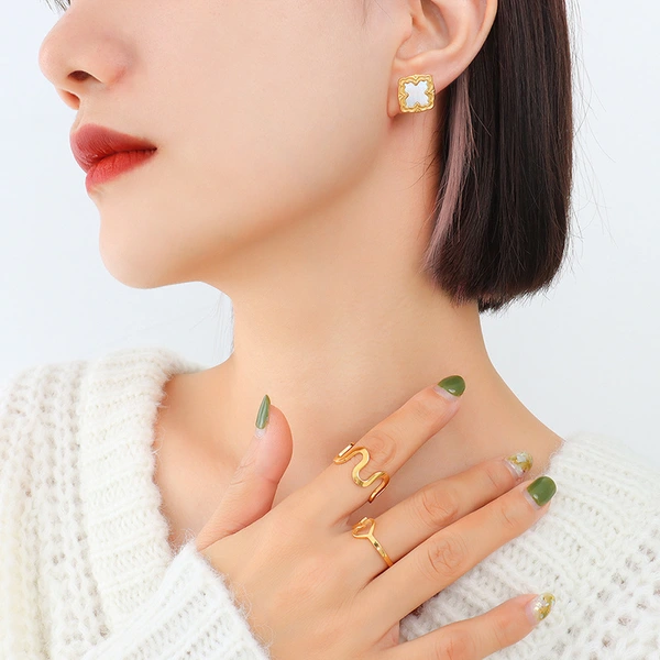 Fashion Jewelry Mother of Pearl Gold Color Stud Earrings