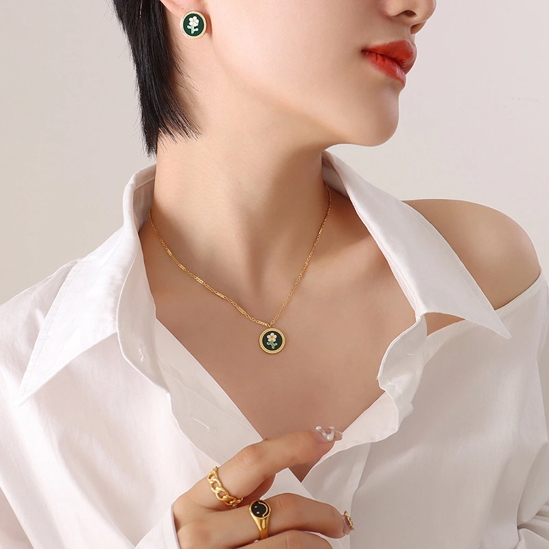 18K gold flower pendant necklace 