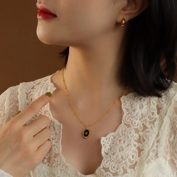 18K gold pendant necklace 