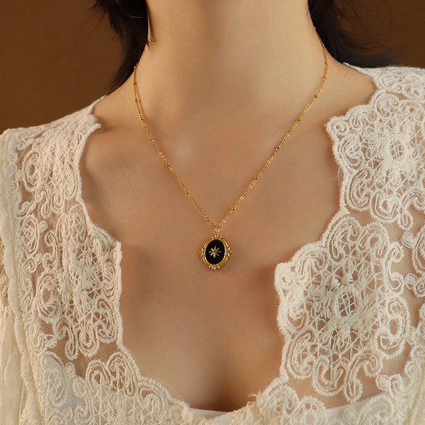18K gold pendant necklace 