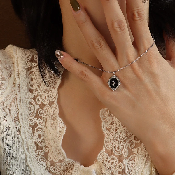 18K gold pendant necklace 