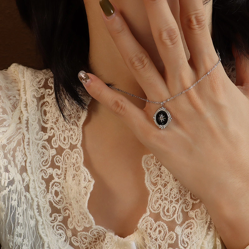 18K gold pendant necklace 