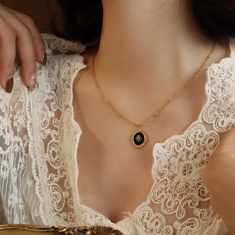 18K gold pendant necklace 