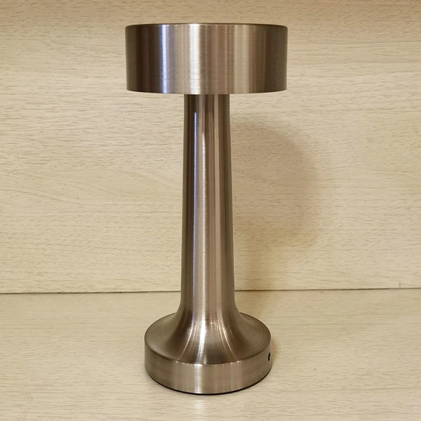 Lámpara de mesa inalámbrica led de metal con control táctil para restaurante 