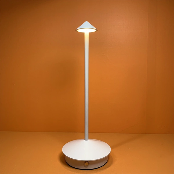 Lámparas de mesa inalámbricas de aluminio con pilas junto a la lámpara de noche