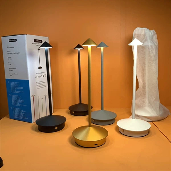 Lámparas de mesa inalámbricas de aluminio con pilas junto a la lámpara de noche