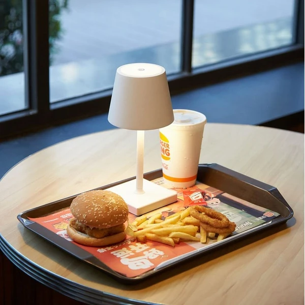 mini lámpara de mesa poldina pro inalámbrica recargable para restaurante  