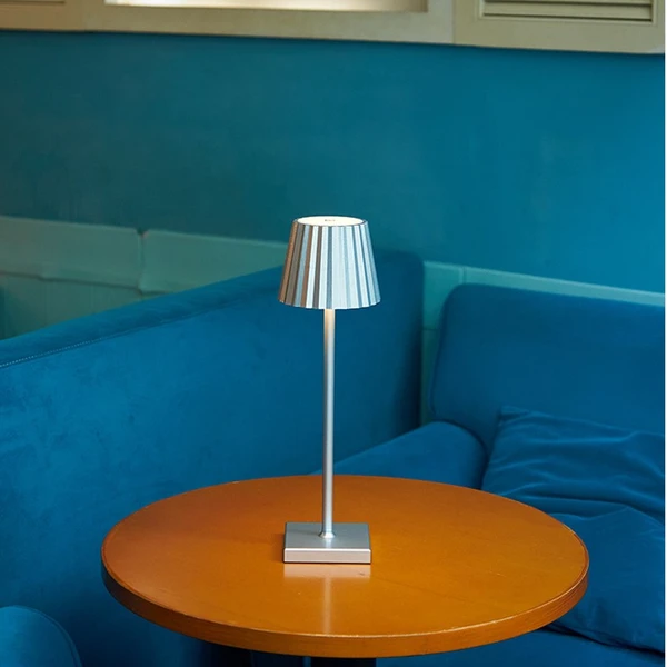 Lámparas de mesa inalámbricas de aluminio caliente de amazon con pilas