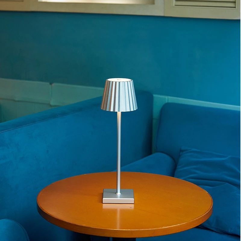 Lámparas de mesa inalámbricas de aluminio caliente de amazon con pilas