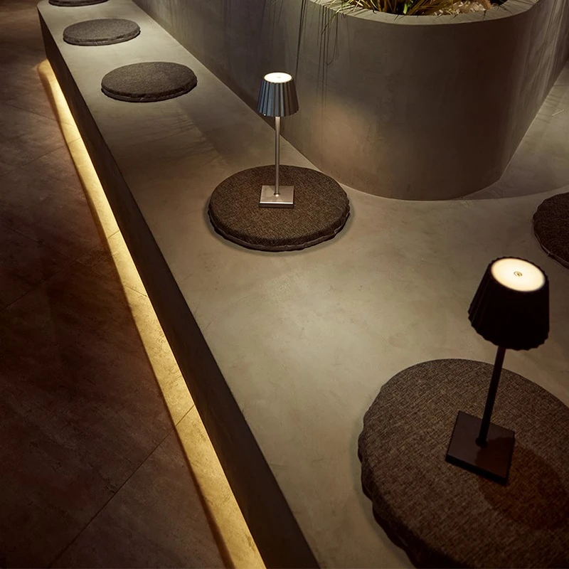 Lámparas de mesa inalámbricas de aluminio caliente de amazon con pilas