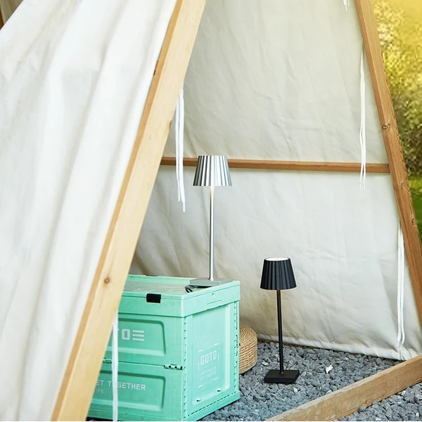 Lámparas de mesa inalámbricas de aluminio caliente de amazon con pilas