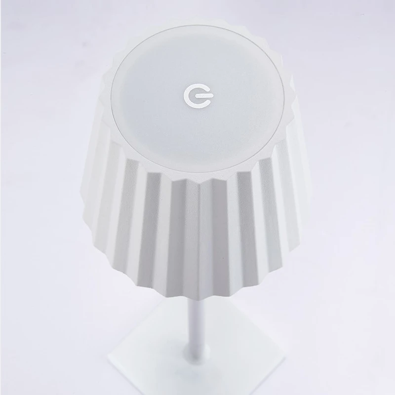 Lámparas de mesa inalámbricas de aluminio caliente de amazon con pilas