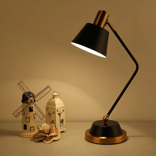 ديكور المنزل الاسكندنافي الفاخر بجانب مصباح طاولة معدني ليلي  