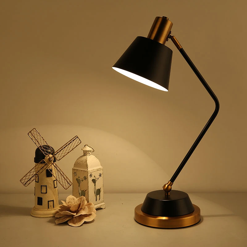 ديكور المنزل الاسكندنافي الفاخر بجانب مصباح طاولة معدني ليلي  