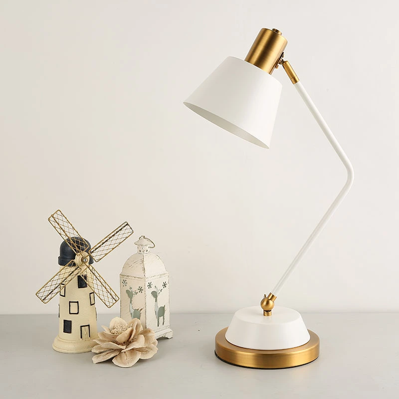 ديكور المنزل الاسكندنافي الفاخر بجانب مصباح طاولة معدني ليلي  