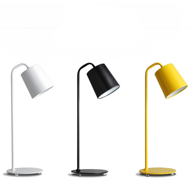 مصباح مكتبي بإضاءة إسكندنافية معدنية  