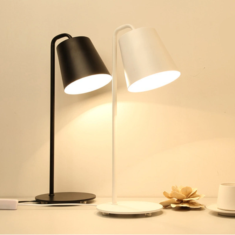 مصباح مكتبي بإضاءة إسكندنافية معدنية  