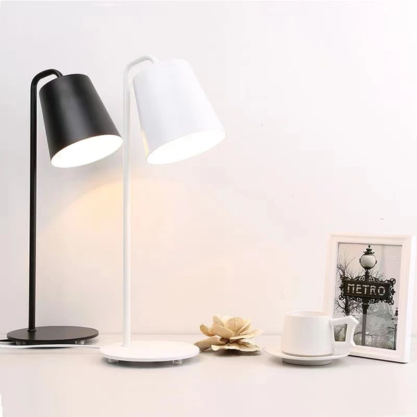 مصباح مكتبي بإضاءة إسكندنافية معدنية  