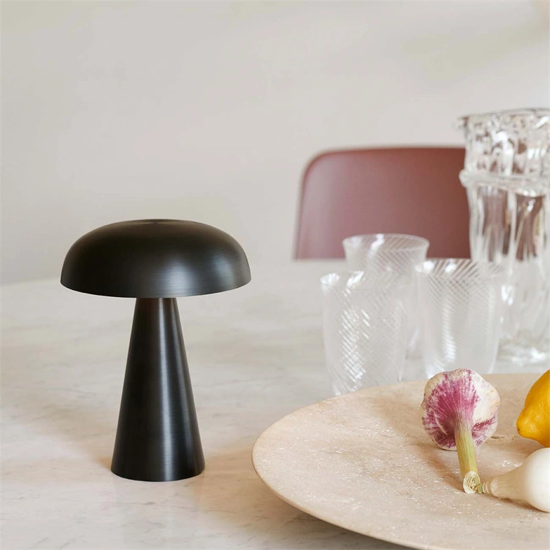 Lámpara de mesa inalámbrica led de metal con control táctil para restaurante 