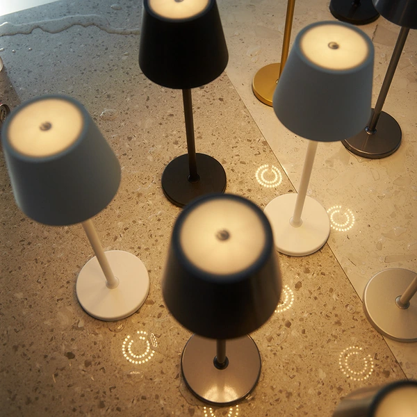 Lámpara de mesa led inalámbrica recargable de aleación de aluminio restaurante hotel  