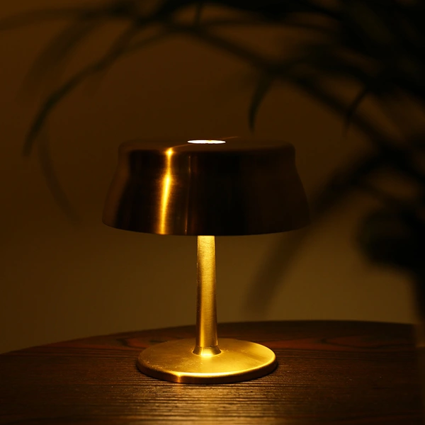 lámpara de mesa led barra de café pensador led lámpara de mesa hombre pequeño dorado  