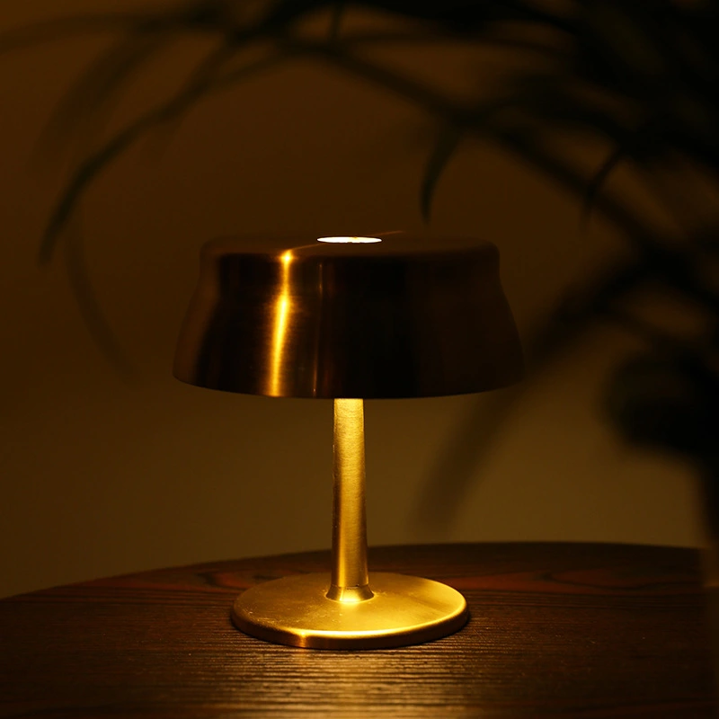 lámpara de mesa led barra de café pensador led lámpara de mesa hombre pequeño dorado  