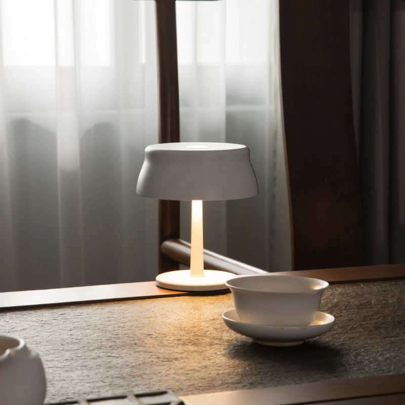 lámpara de mesa led barra de café pensador led lámpara de mesa hombre pequeño dorado  