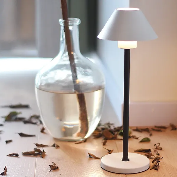 Lámpara de mesa led alimentada por batería de aluminio inalámbrica para exteriores