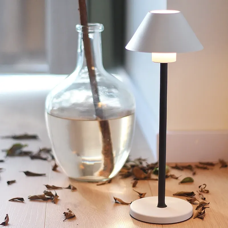 Lámpara de mesa led alimentada por batería de aluminio inalámbrica para exteriores