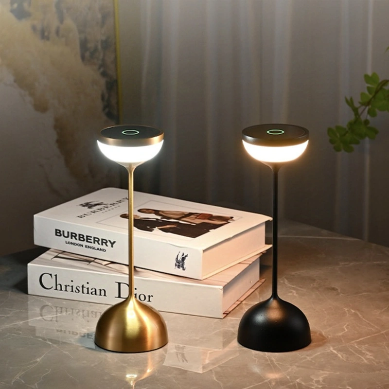 Nuevas lámparas de mesa inalámbricas y creativas de aluminio.  